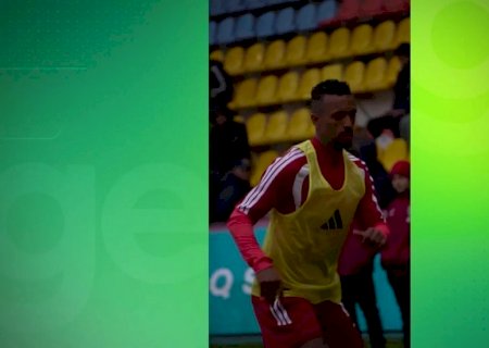 "Sucessor" de CR7 no United faz primeiros gols após voltar da aposentadoria; veja pirueta