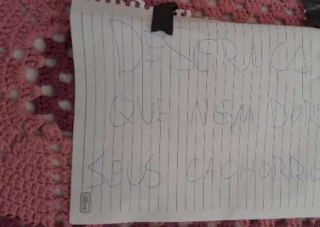 "Desgra&ccedil;a": bilhete an&ocirc;nimo com amea&ccedil;a contra c&atilde;es assusta moradora