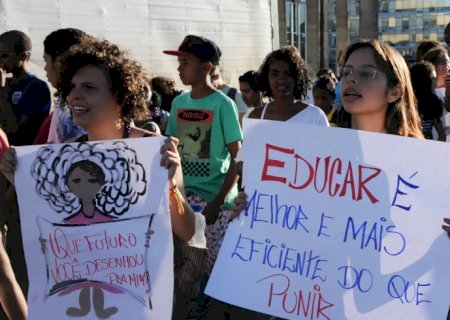 CCJ adia novamente análise de PEC sobre redução da maioridade penal