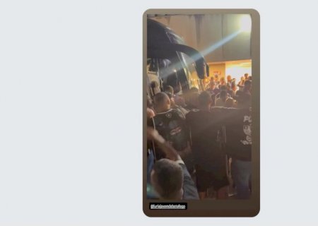 Torcedores protestam em desembarque do Botafogo após eliminação; veja vídeo