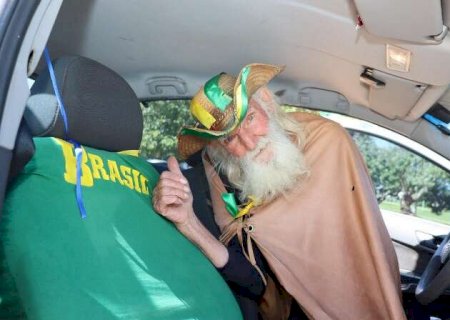 Velho do Rio n&atilde;o desiste e volta a decorar carro &agrave; espera do hexa