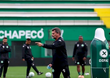 Chapecoense demite o técnico Fábio Matias com menos de dois meses de trabalho