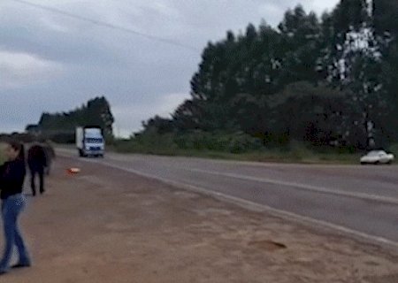 Em protesto, moradores de assentamento pedem instala&ccedil;&atilde;o de trevo em avenida