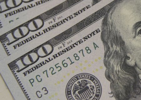 Dólar sobe a R$ 5,06, e bolsa cai com tensão global e ruído político