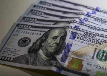 D&oacute;lar cai abaixo de R$ 4,90 pela primeira vez em mais de um ano e bolsa sobe