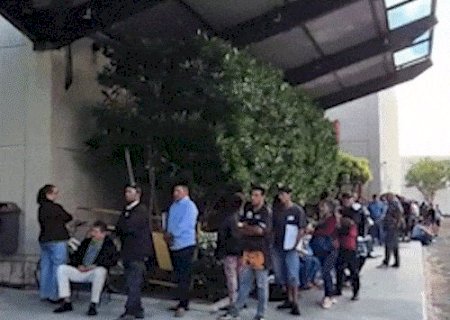Popula&ccedil;&atilde;o madruga em fila para conseguir novo RG em mutir&atilde;o no shopping