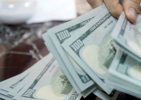Dólar sobe para R$ 5,06; bolsa cai com IPCA-15 e recuo do petróleo