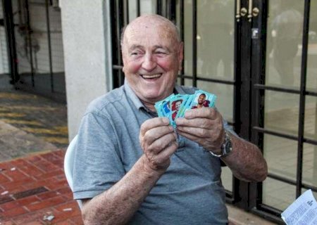 Aos 83 anos, Gilberto virou &ldquo;presidente&rdquo; da troca de figurinhas