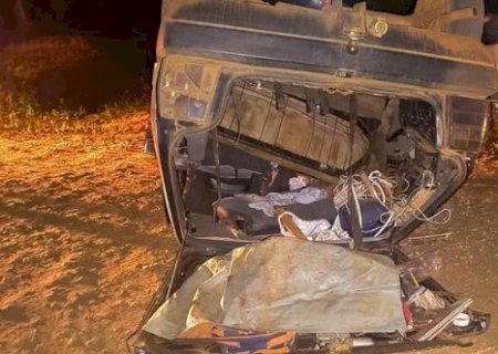 Motorista fica preso sob ve&iacute;culo e morre ap&oacute;s capotagem em estrada