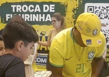 Com a presen&ccedil;a do Viola, troca de figurinhas da Copa re&uacute;ne f&atilde;s e fam&iacute;lias