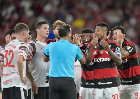Flamengo x Estudiantes: PC de Oliveira diz que VAR errou ao não marcar pênalti em Bruno Henrique