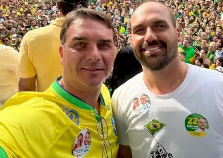 Irm&atilde;os Bolsonaro saem em defesa de Pollon ap&oacute;s afastamento