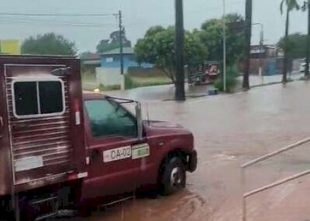 Al&eacute;m de granizo, interior registra alagamentos e outros transtornos
