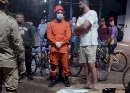 Ciclista morre ap&oacute;s ser atropelado e arremessado por carro em avenida