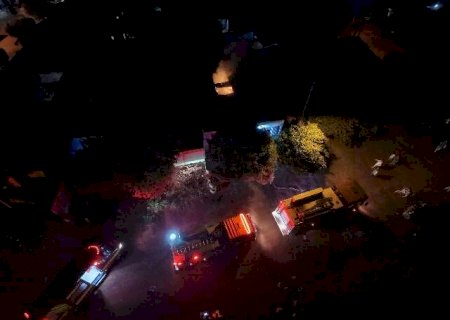 Homem descumpre medida protetiva e incendeia casa da ex