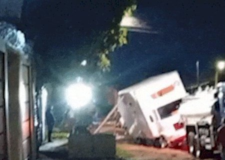 Caminh&atilde;o cai em buraco e moradores denunciam abandono em rua sem asfalto