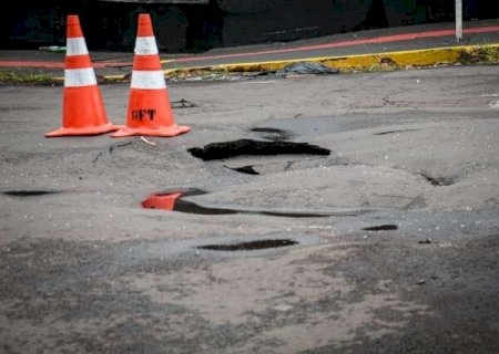 Ap&oacute;s temporal, asfalto &ldquo;vira onda&rdquo; e afunda perto da C&acirc;mara Municipal