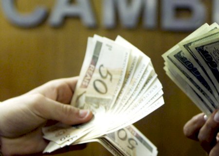 Dólar cai e fecha abaixo de R$ 5, após recuo de Trump no Irã