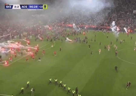 Torcida invade gramado minutos antes de clube tcheco conquistar título e faz partida ser suspensa; veja