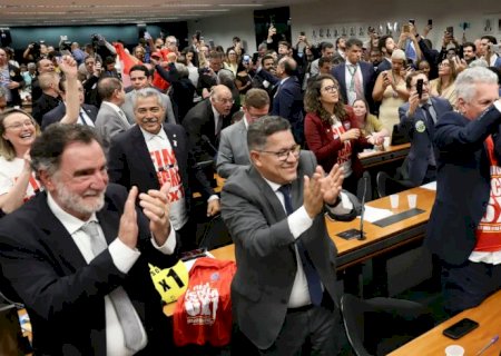 Comissão aprova relatório de PEC que acaba com escala 6X1