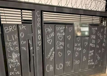 Quem &eacute; o alvo? Port&atilde;o de resid&ecirc;ncia vira mural de acusa&ccedil;&otilde;es e cobran&ccedil;a de pens&atilde;o