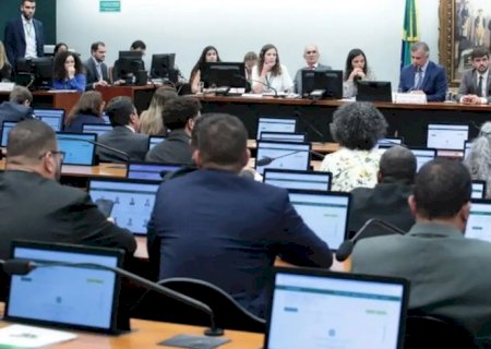 CCJ da Câmara adia análise de PEC sobre redução da maioridade penal