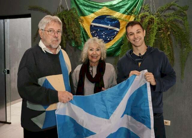 Com churrasco e u&iacute;sque, fam&iacute;lia escocesa se prepara para ver duelo entre paix&otilde;es