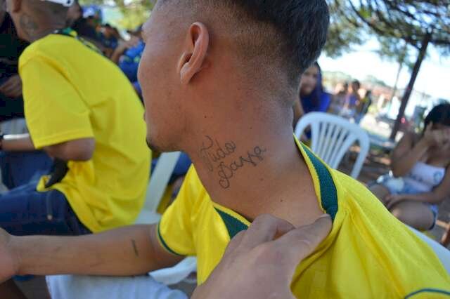 Com tatuagem de Neymar, torcedor tem esperan&ccedil;a que o camisa 10 entre e fa&ccedil;a gol