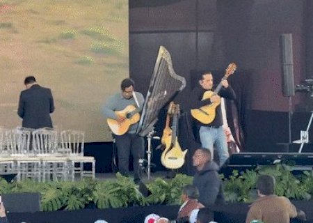 Ao som de Marcelo Loureiro, p&uacute;blico aguarda Lula no Assentamento Itamarati
