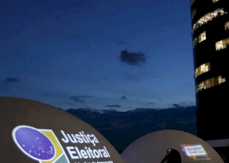 TSE adia decisão sobre suspensão de pesquisa de voto para presidente