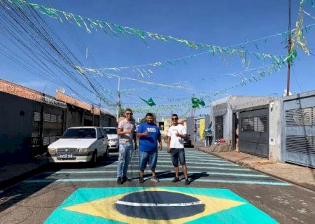 No clima da Copa, Amigos fazem vaquinha para decorar at&eacute; o poste