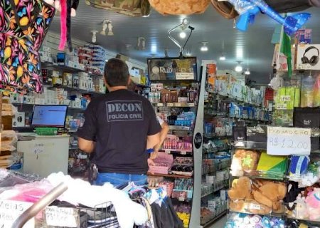 Chineses s&atilde;o presos em flagrante por vender produtos falsificados no Centro