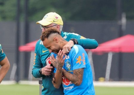 Em rara condição de reserva, Neymar ganha elogios por postura e fortalece relação com Ancelotti