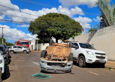 Batida em cruzamento termina com 6 ve&iacute;culos atingidos e carro capotado