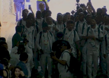 Jogadores da África do Sul chegam dançando ao estádio Azteca para a estreia na Copa