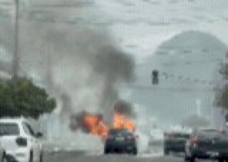 Ve&iacute;culo sofre pane, pega fogo e &eacute; destru&iacute;do pelas chamas em cruzamento