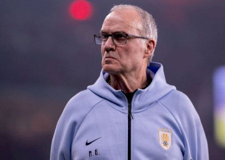 Chegada do Uruguai à Copa repercute por respostas curtas de Bielsa no aeroporto; veja reações