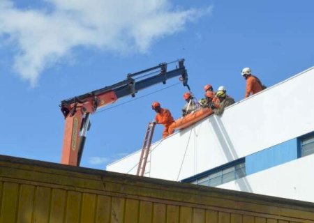 Trabalhador leva choque ao atingir rede de alta tens&atilde;o durante pintura