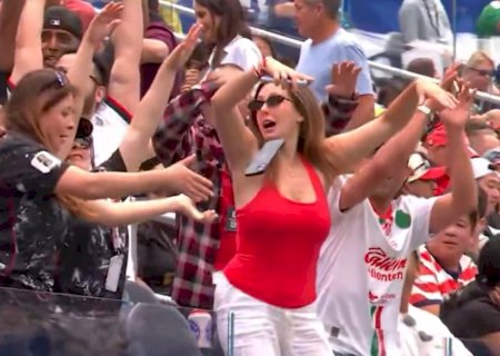 Mulher se descuida na "ola" e deixa celular cair da arquibancada; veja fotos