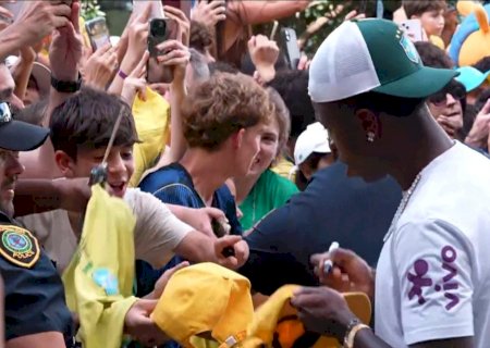Brasil chega a Houston para duelo com o Japão e é recebido com festa