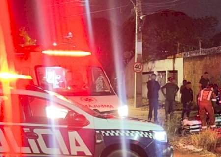 Mulher &eacute; esfaqueada mais de oito vezes e tr&ecirc;s suspeitas s&atilde;o presas