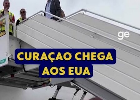 Piloto de avião dança com elenco de Curaçao na chegada aos EUA; veja