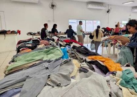 Moradores chegam antes do amanhecer para aproveitar &ldquo;Sald&atilde;o do Bem&rdquo; de asilo