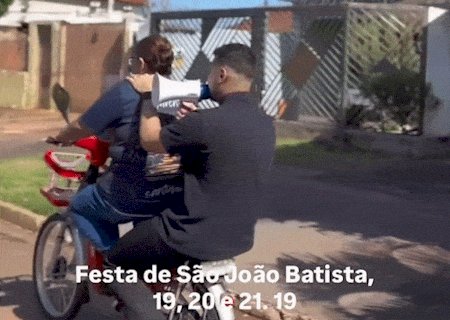 De bicicleta el&eacute;trica, padre "arrebata" moradores para festa da igreja