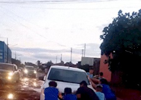 Crian&ccedil;as saem da escola e tiram carro de atoleiro no Jardim Itamarac&aacute;