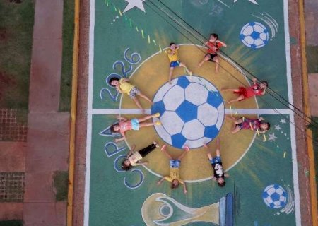 Crian&ccedil;ada capricha e transforma rua de condom&iacute;nio em torcida pelo hexa