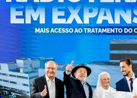 Lula entrega aparelhos de radioterapia em São Paulo