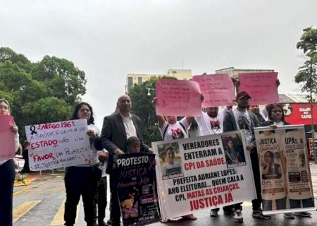 Sob chuva, fam&iacute;lias protestam e pedem justi&ccedil;a ap&oacute;s mortes em UPAs