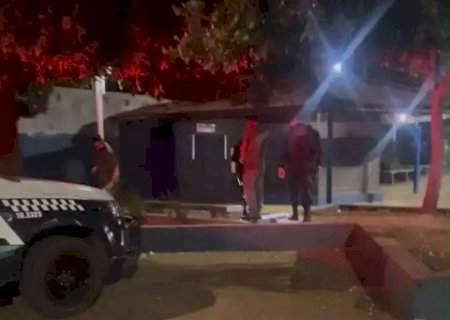 Mulher &eacute; encontrada esfaqueada em rua e companheiro &eacute; preso