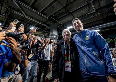 Conheça jornalista de 91 anos que fez Scaloni revelar se Messi seria titular e foi aplaudido em coletiva